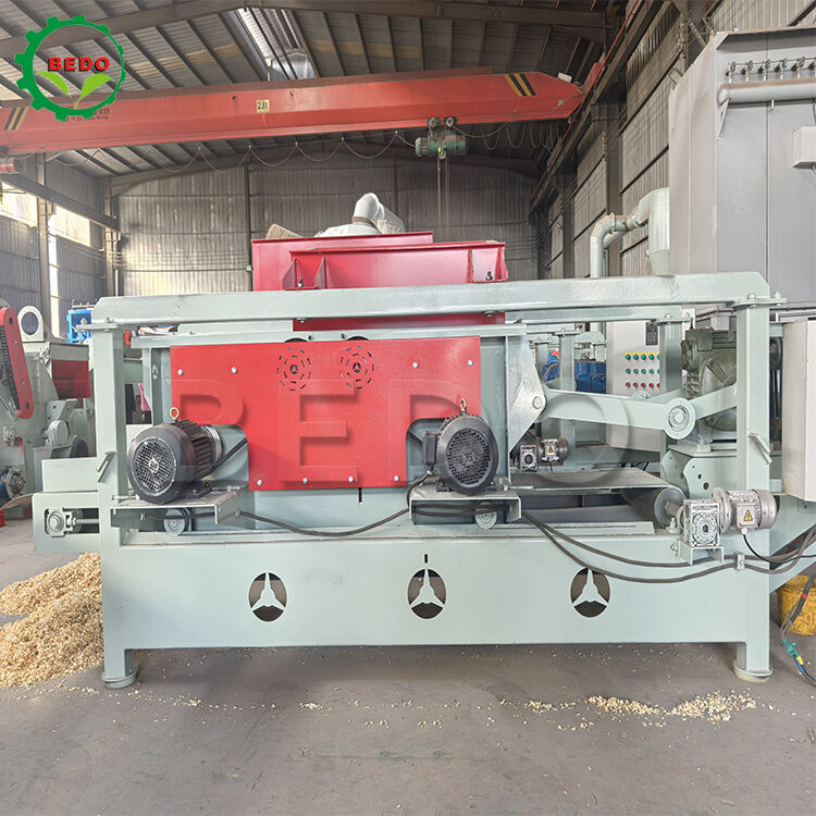 1-10mm Adjustable Output Size Wood Shavings Machine with 7.5kw*4 Main Shaft Power and 800-1000 Kg/hour Capacity
